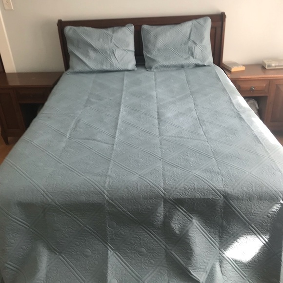 New Queen Bedspread - Picture 3 of 7